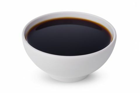 una gustosa salsa di soia nera in una ciotola isolata su sfondo bianco