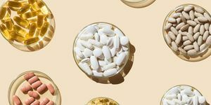 varie pillole e capsule, vitamine e integratori alimentari in piastre Petri su sfondo beige